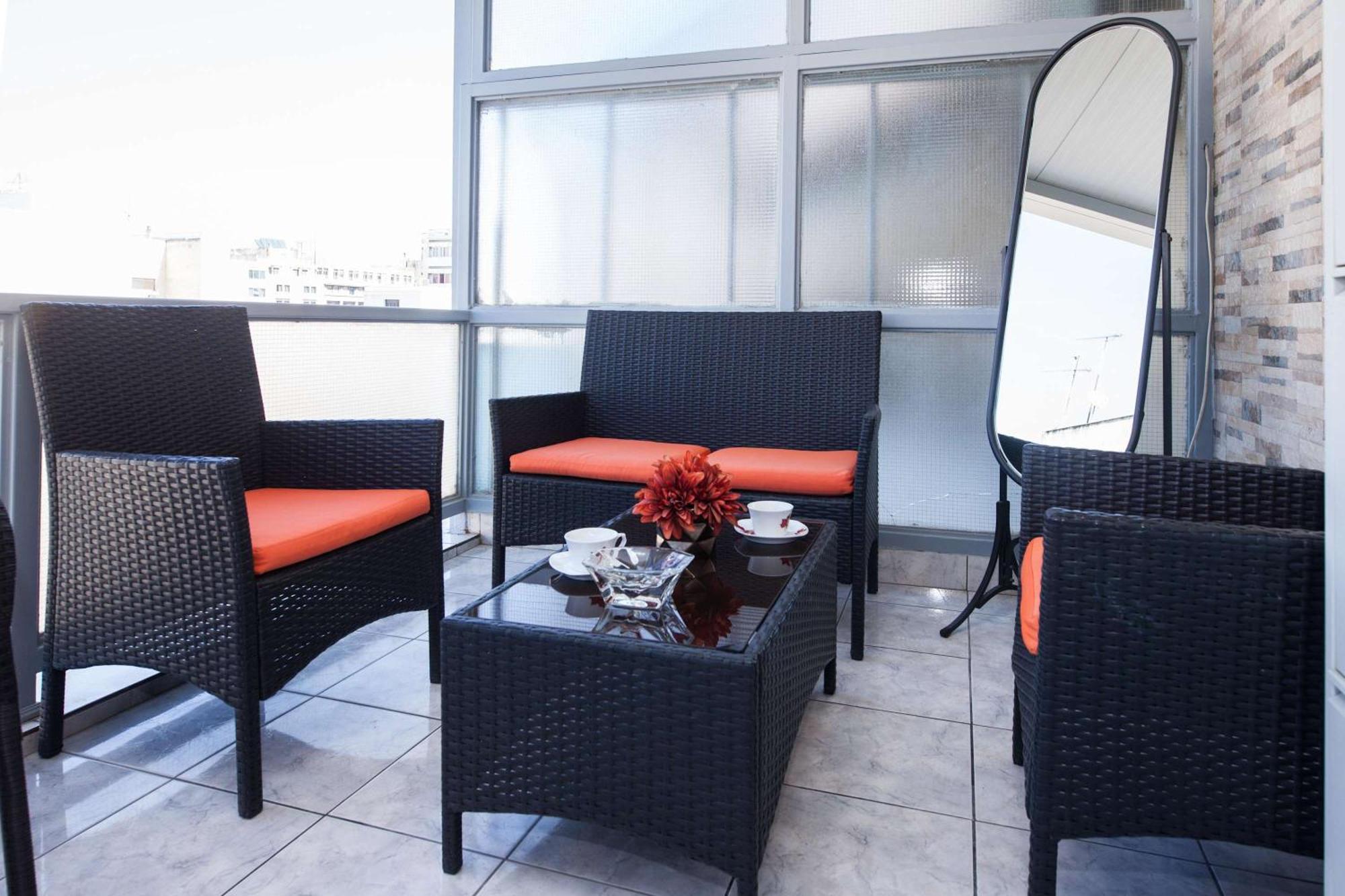 Central 2 Bd Apt With Balcony By Monastiraki Atenas Exterior foto