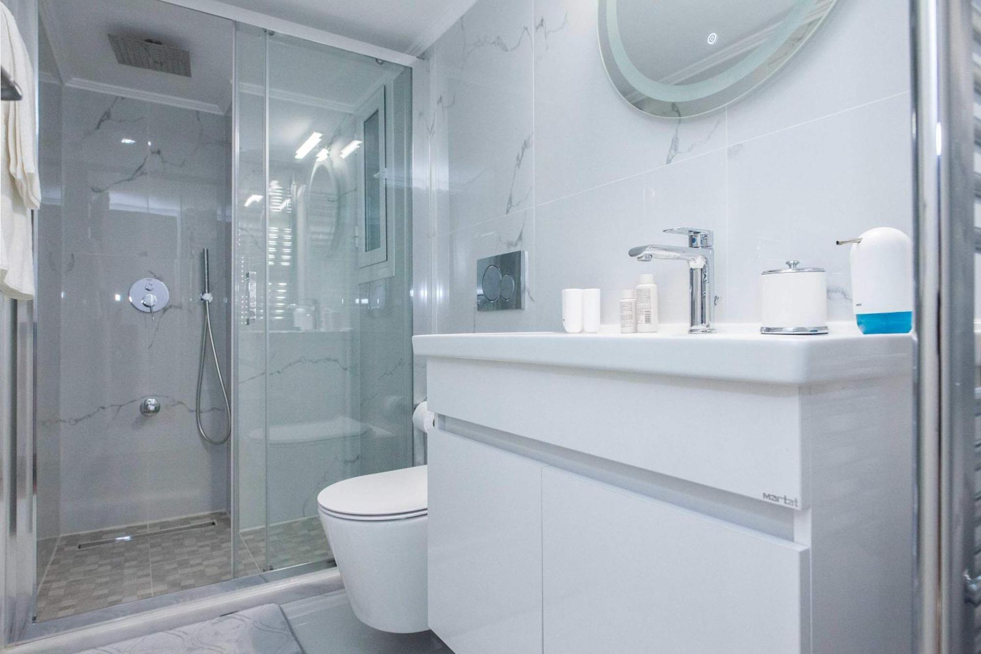 Central 2 Bd Apt With Balcony By Monastiraki Atenas Exterior foto